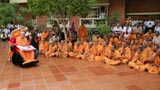 Swamishri bids Jai Swaminarayan to sadhus 