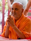 Swamishri bids Jai Swaminarayan  