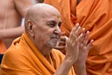 Swamishri bids Jai Swaminarayan  