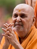 Swamishri bids Jai Swaminarayan 