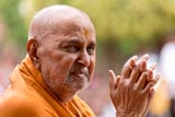Swamishri bids Jai Swaminarayan  