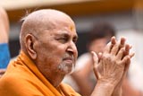 Swamishri bids Jai Swaminarayan 