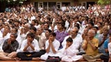 Devotees doing darshan of Swamishri