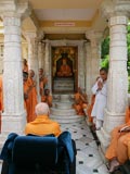 Swamishri doing darshan of Brahmaswarup Yogiji Maharaj