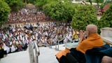 Swamishri bids Jai Swaminarayan to devotees 