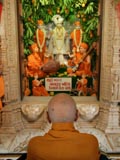 Swamishri doing darshan of Thakorji