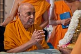 Swamishri doing darshan of Thakorji