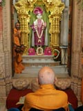 Swamishri doing darshan of Thakorji