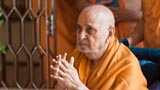 Swamishri doing darshan of Thakorji