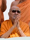 Swamishri bids Jai Swaminarayan