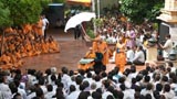 Swamishri bids Jai Swaminarayan to devotees 