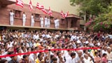 Devotees wait for Swamishri's darshan