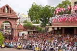 Devotees wait for Swamishri's darshan
