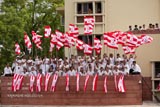 Devotees wait for Swamishri's darshan