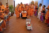 Swamishri drives the remote-controlled chariot of Harikrishna Maharaj