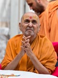 Swamishri bids Jai Swaminarayan to devotees