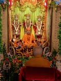 Swamishri doing darshan of Thakorji in the mandir