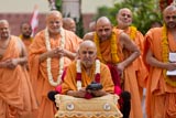 Swamishri drives the remote-controlled chariot of Harikrishna Maharaj in the mandir pradakshina