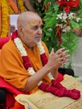 Swamishri bids Jai Swaminarayan