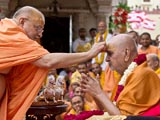 Pujya Ishwarcharan Swami performs pujan of Swamishri