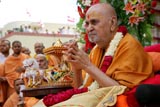 Swamishri bids Jai Swaminarayan to sadhus and devotees