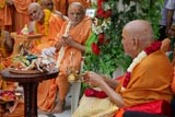 Swamishri performs arti of Shri Harikrishna Maharaj