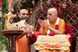 Swamishri performs arti of Shri Harikrishna Maharaj