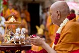 Swamishri offers mantra pushpanjali to Shri Harikrishna Maharaj 