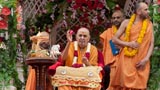 Swamishri offers mantra pushpanjali to Shri Harikrishna Maharaj 