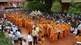 The rathyatra pauses for Swamishri's darshan around the mandir