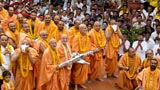 The rathyatra pauses for Swamishri's darshan around the mandir