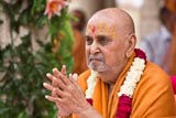 Swamishri bids Jai Swaminarayan to the participants of the rathyatra