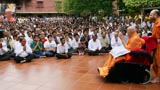 Swamishri bids Jai Swaminarayan to Devotees