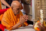 Swamishri doing darshan of Thakorji 