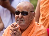 Swamishri bids Jai Swaminarayan