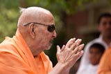 Swamishri bids Jai Swaminarayan