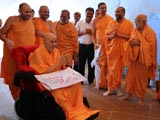  Swamishri arrives for darshan