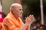  Swamishri bids Jai Swaminarayan 