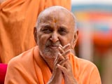  Swamishri bids Jai Swaminarayan 