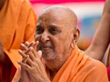  Swamishri bids Jai Swaminarayan 