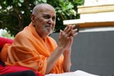  Swamishri bids Jai Swaminarayan 