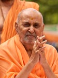  Swamishri bids Jai Swaminarayan 