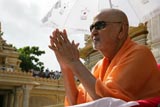  Swamishri bids Jai Swaminarayan to devotees