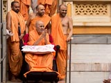  Swamishri bids Jai Swaminarayan to devotees