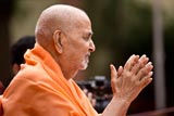 Swamishri bids Jai Swaminarayan