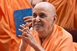 Swamishri bids Jai Swaminarayan
