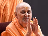 Swamishri blesses devotees 
