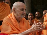 Swamishri bids Jai Swaminarayan