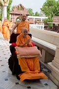 Swamishri doing darshan of Shastriji Maharaj in the mandir 