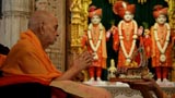 Swamishri doing darshan of Thakorji in mandir 